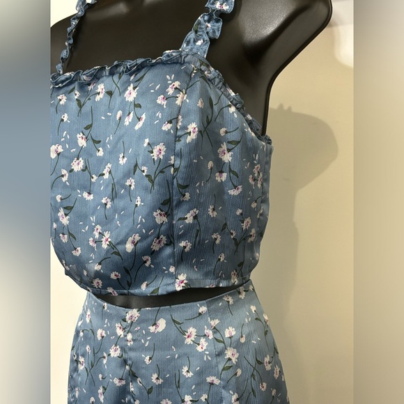 Lulu’s Crosswinds tight Blue Floral Print Ruffled Crop Top & shorts set. Size S - Picture 7 of 10